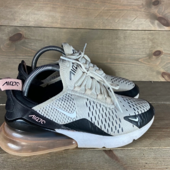 Nike Air Max 270running shoes are versatile air-cushion